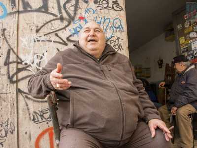 Su via Collodi conosciamo anche uno dei �personaggi� di Picone: �l�enorme� 83enne Antonio. Lo troviamo seduto su una sedia davanti alla sua vecchia officina meccanica